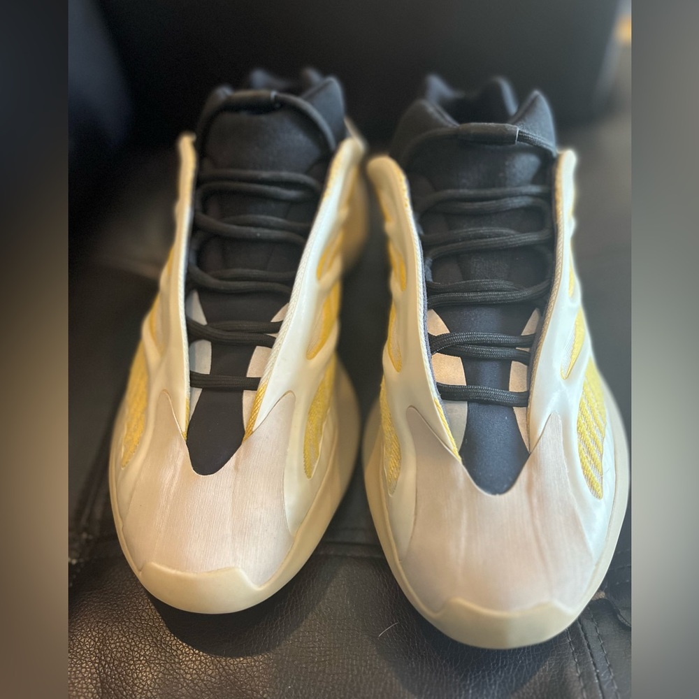 Yeezy 700 v3